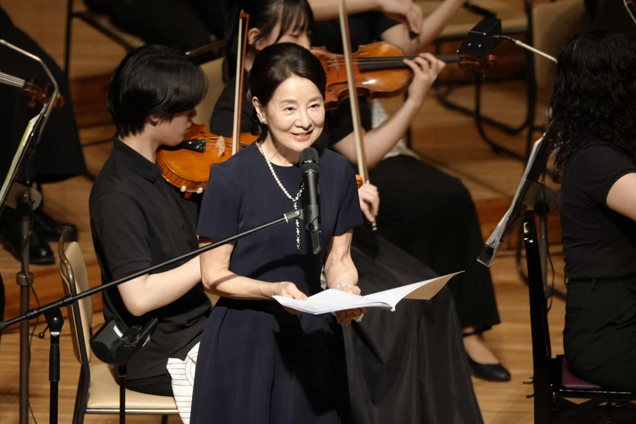「坂本龍一の芸術世界『東北ユースオーケストラ演奏会2025』」で朗読する吉永小百合