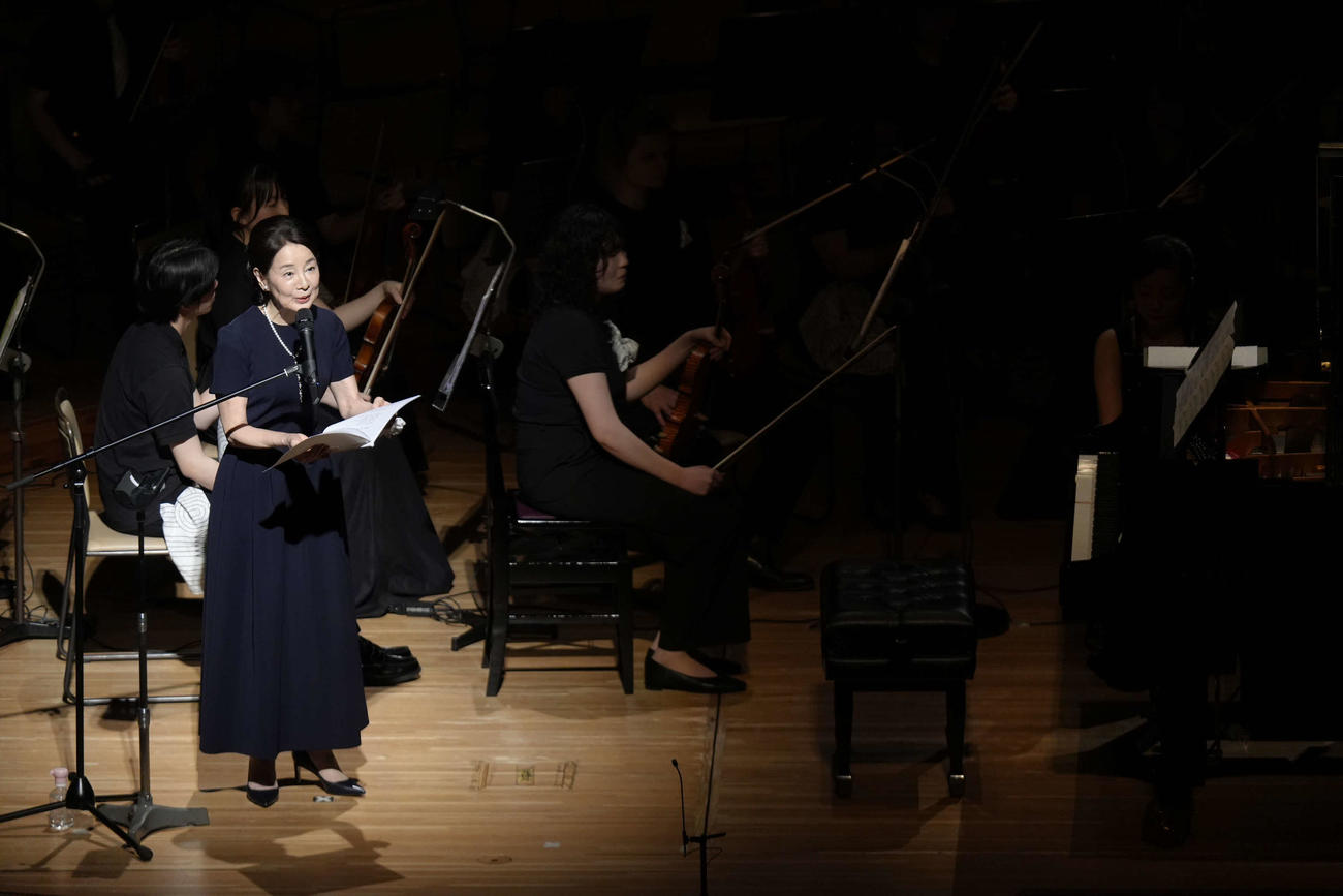 「坂本龍一の芸術世界『東北ユースオーケストラ演奏会2025』」で朗読する吉永小百合