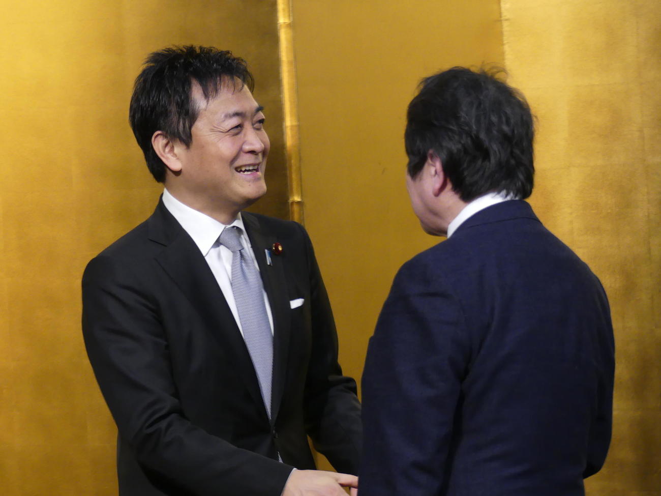 セミナー開催後、出席者と握手をかわす国民民主党の玉木雄一郎代表（撮影・中山知子）