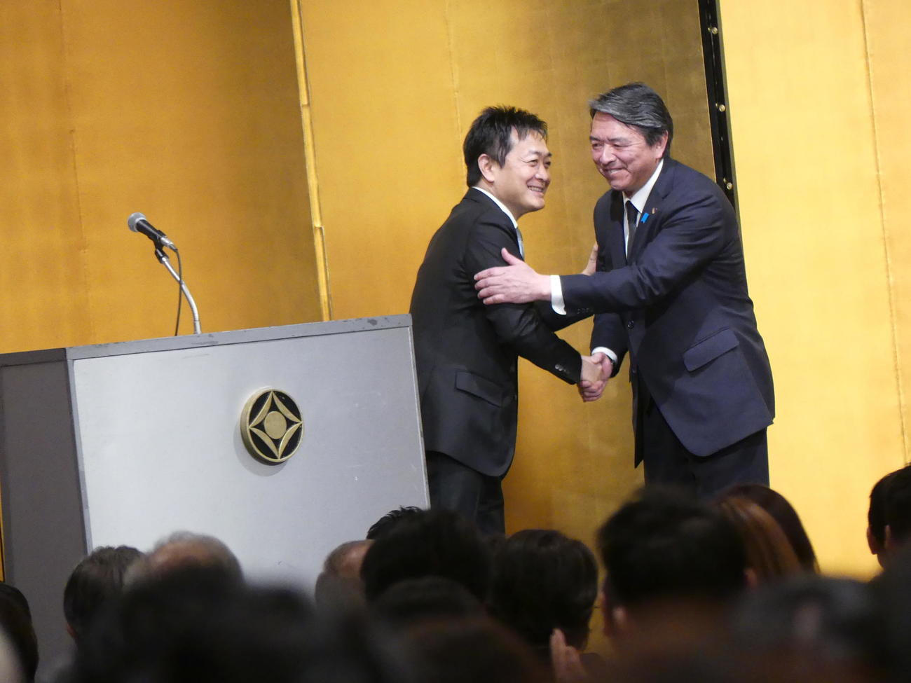 国民民主党の玉木雄一郎代表（左）のセミナーで講演し、玉木氏と握手をかわす榛葉賀津也幹事長（撮影・中山知子）