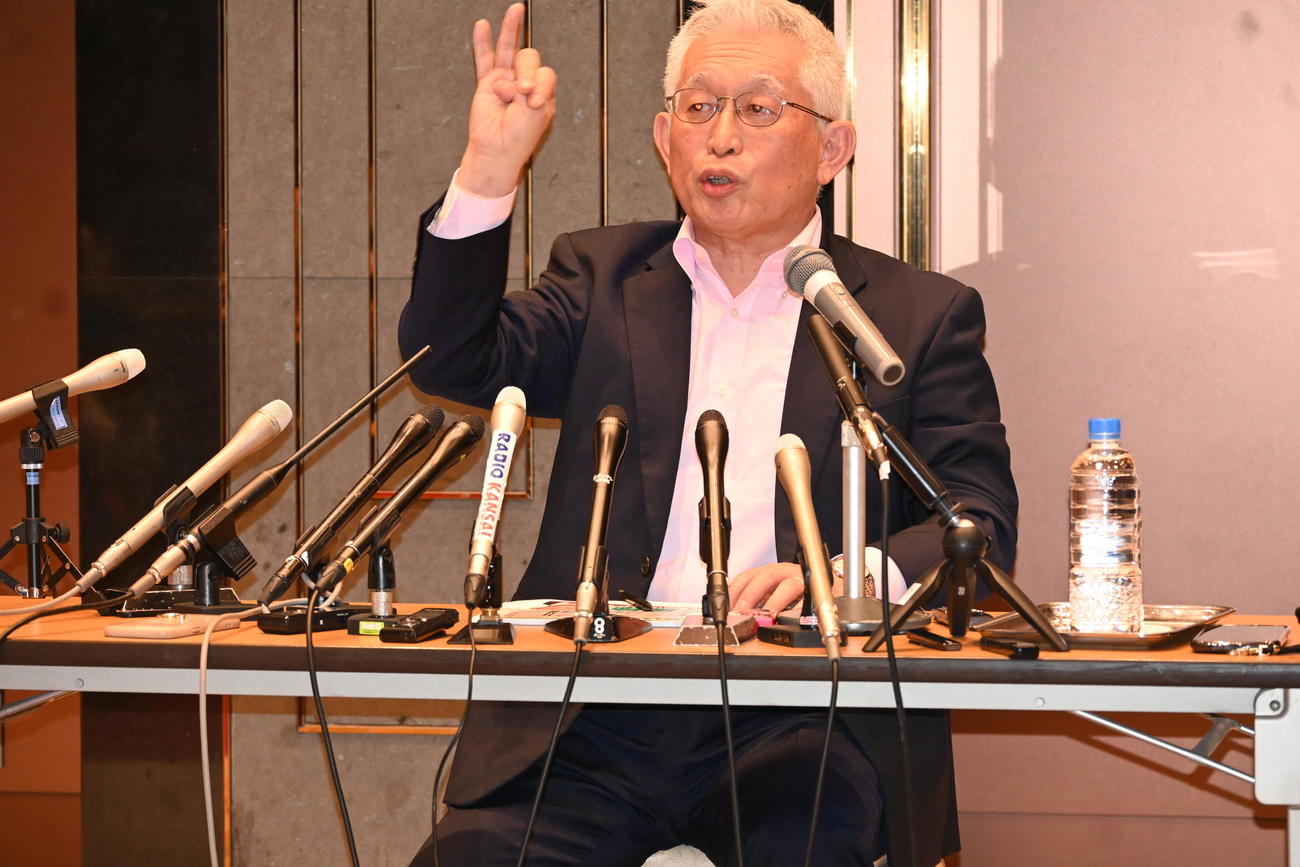 神戸市内で会見し、今夏の参院選兵庫選挙区（改選数3）に無所属で立候補を表明した泉房穂氏（撮影・松浦隆司）