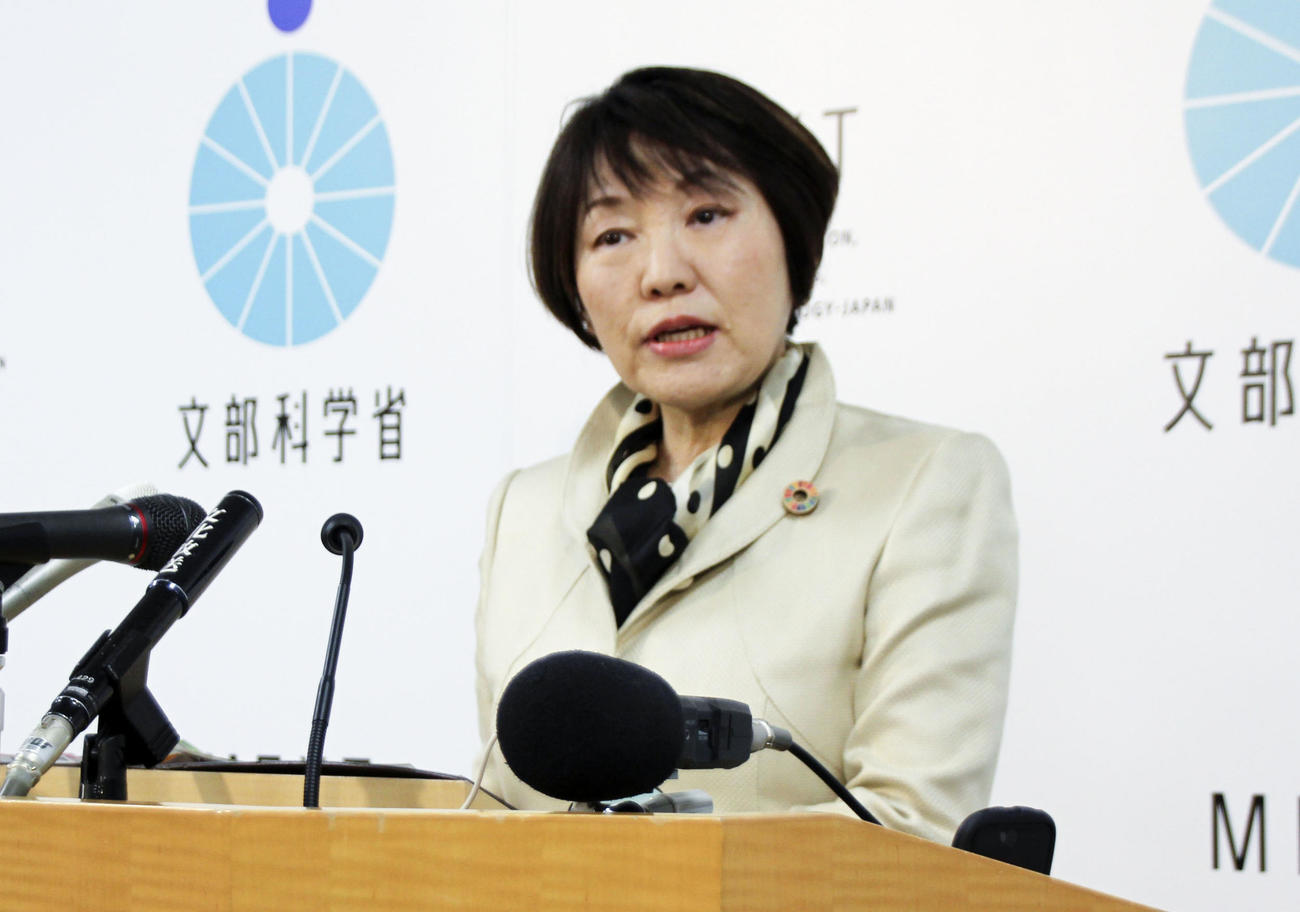 閣議後、記者会見する阿部文科相（共同）