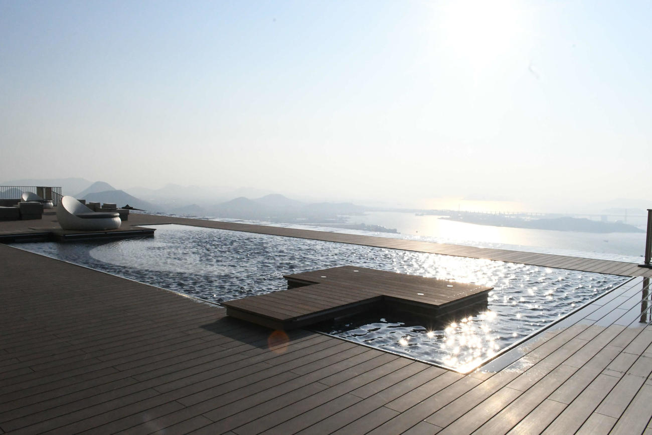 瀬戸内海に沈む夕日などのパノラマが一望できる休暇村讃岐五色台の「水鏡のテラス」