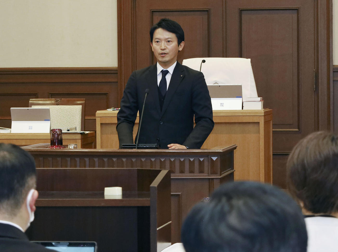 県議会で発言する斎藤元彦兵庫県知事（共同）