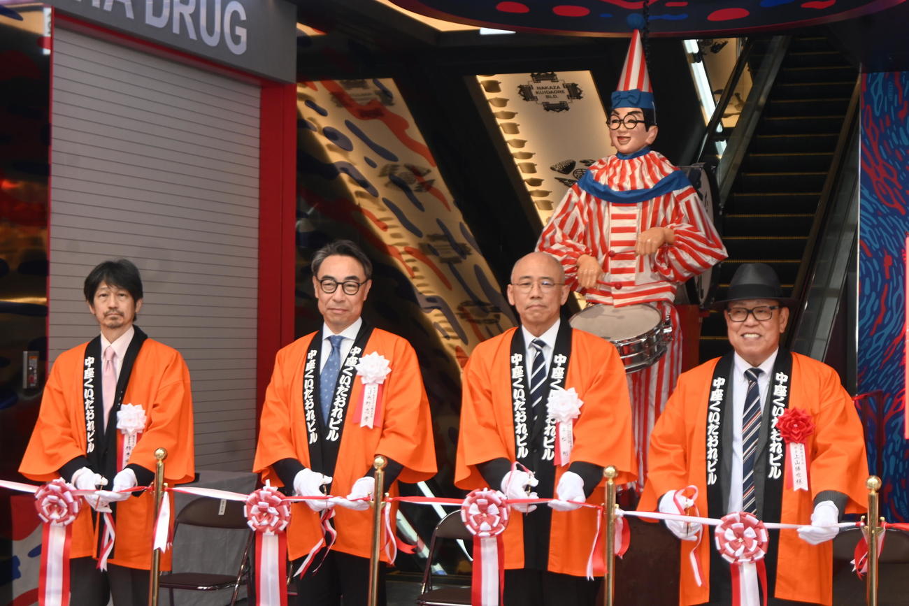 大阪・道頓堀の商業施設「中座くいだおれビル」新装開店し、テープカットに“出席”したくいだおれ太郎（撮影・松浦隆司）