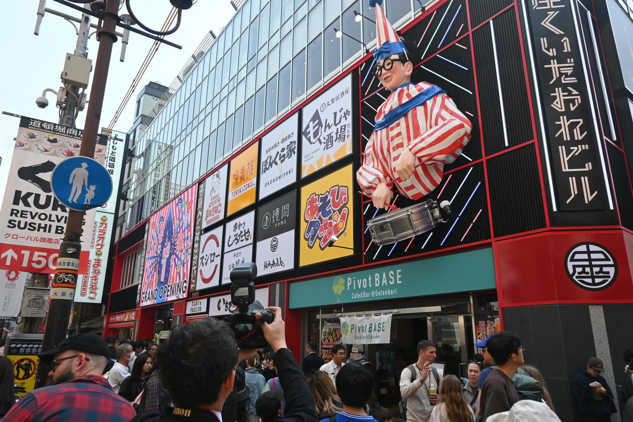 大阪・道頓堀の商業施設「中座くいだおれビル」新装開店し、全長約6メートルの「くいだおれ太郎」の上半身の立体看板が登場した（撮影・松浦隆司）