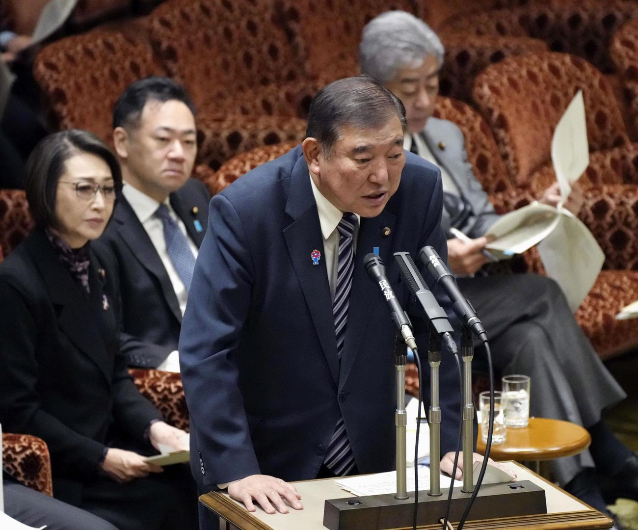 参院予算委の集中審議で答弁する石破首相（共同）