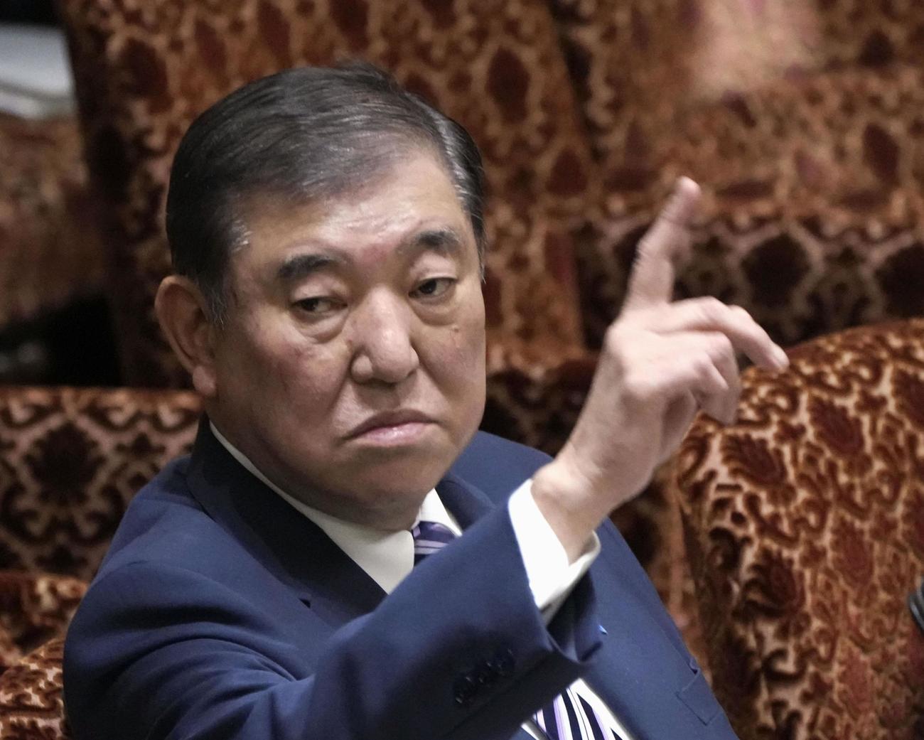 参院予算委の集中審議で答弁のため挙手する石破首相（共同）