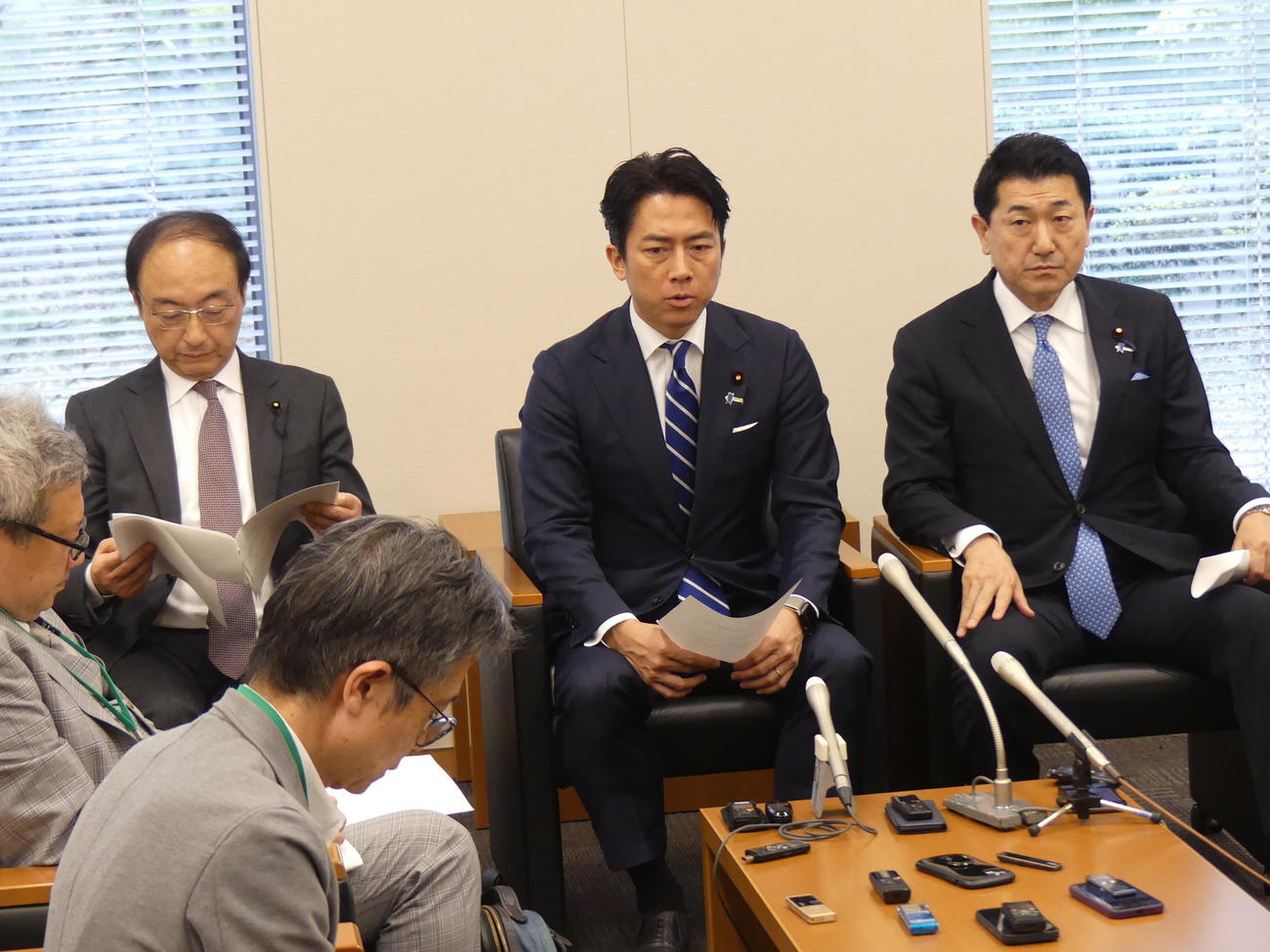 金沢結衣氏ら2名の衆院選に向けた選挙区支部長選任を発表する自民党の小泉進次郎県連会長（中央）（撮影・中山知子）