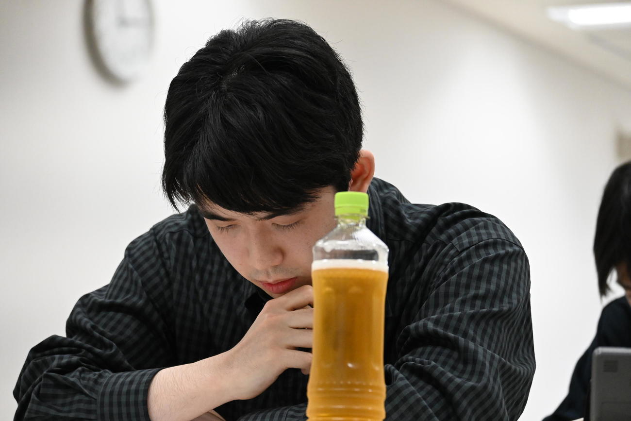 大阪府高槻市で行われた「第22回詰将棋解答選手権」の最上位クラス「チャンピオン戦」に出場し、問題にチャレンジする藤井聡太7冠（撮影・松浦隆司）