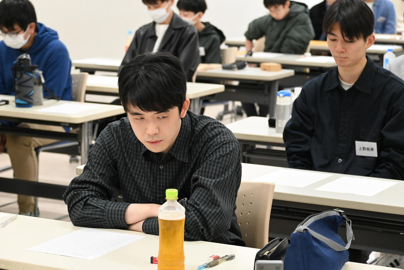 大阪府高槻市で行われた「第22回詰将棋解答選手権」の最上位クラス「チャンピオン戦」第1Rを前に集中力を高める藤井聡太7冠（撮影・松浦隆司）