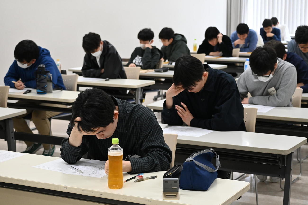 大阪府高槻市で行われた「第22回詰将棋解答選手権」の最上位クラス「チャンピオン戦」に出場し、問題にチャレンジする藤井聡太7冠（撮影・松浦隆司）