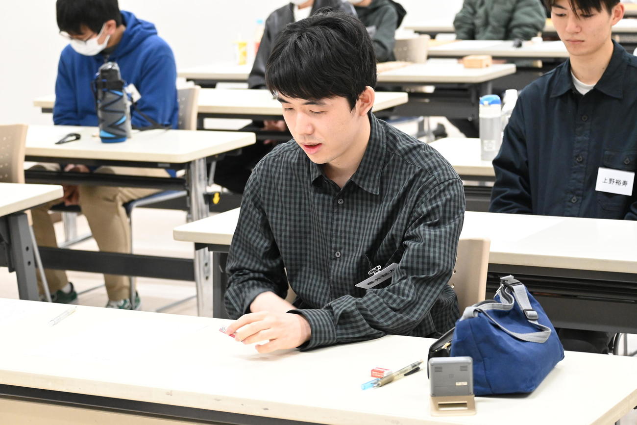 大阪府高槻市で行われた「第22回詰将棋解答選手権」の最上位クラス「チャンピオン戦」に出場した藤井聡太7冠（撮影・松浦隆司）