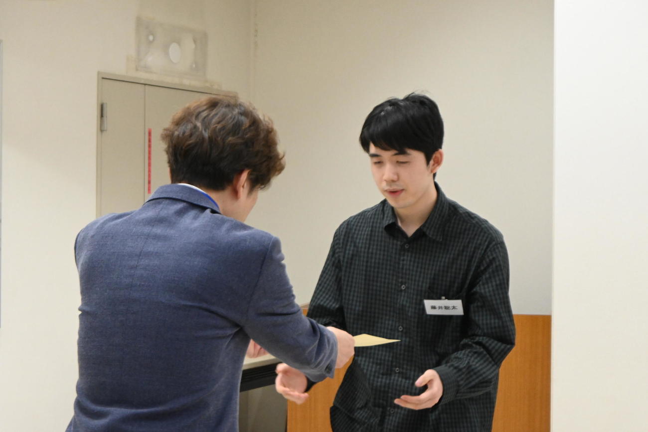 優勝し表彰状を受け取る藤井聡太7冠（撮影・松浦隆司）