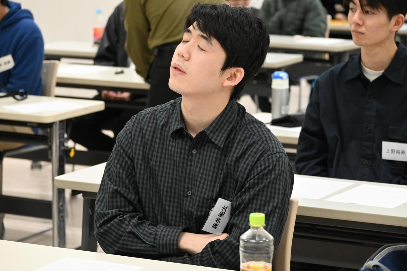 午後の第2R前に集中力を高める藤井聡太7冠（撮影・松浦隆司）
