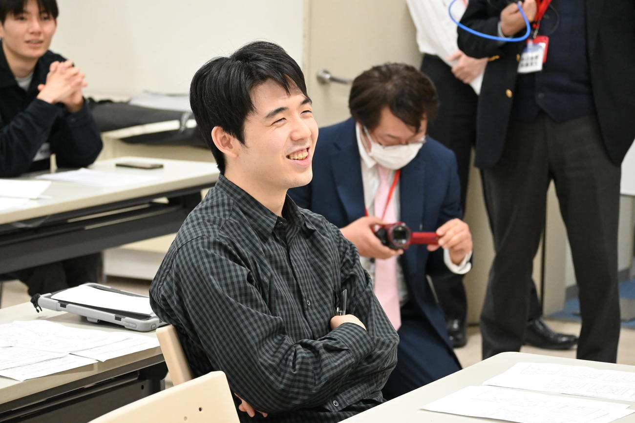 終了後、問題の解説を聞く藤井聡太7冠藤井聡太7冠（撮影・松浦隆司）