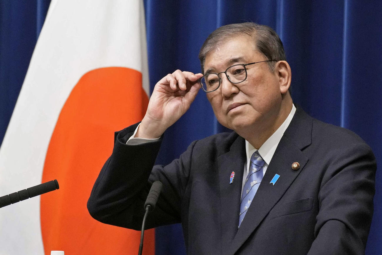 記者会見で質問を聞く石破首相（共同）