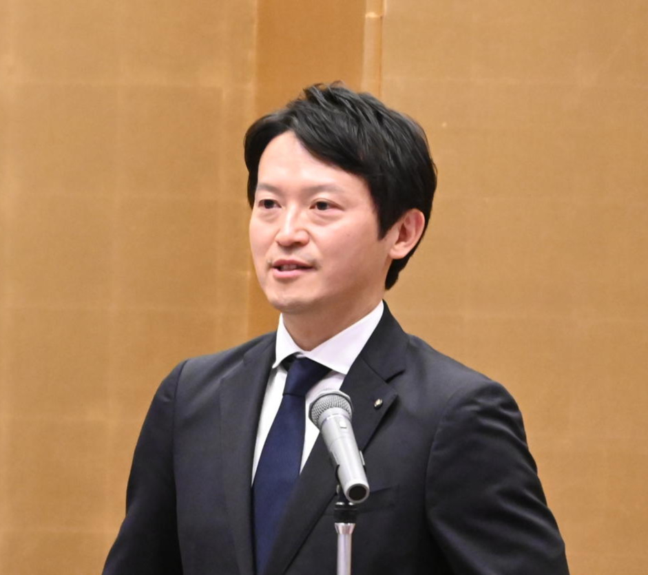 兵庫県庁の新規職員に訓示を述べる斎藤元彦知事（撮影・松浦隆司）