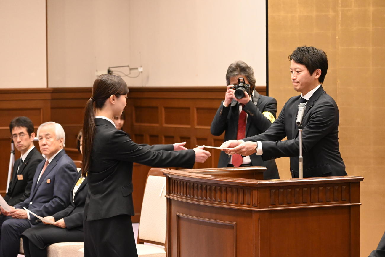 新規職員の代表者に辞令を交付する斎藤元彦知事（右）（撮影・松浦隆司）