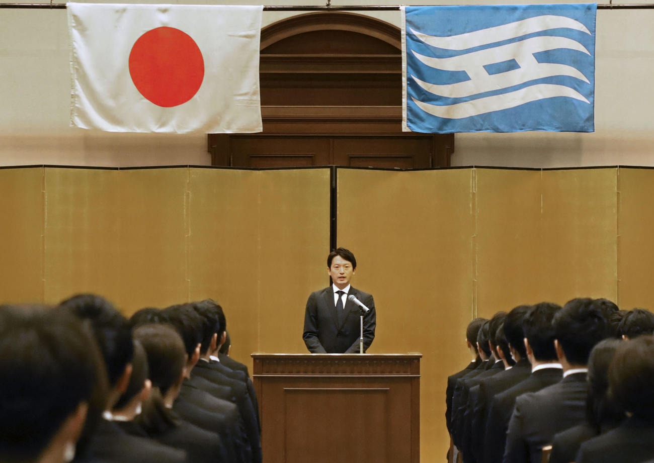 兵庫県公館で開かれた辞令交付式で、新規採用職員に訓示する斎藤元彦知事（共同）