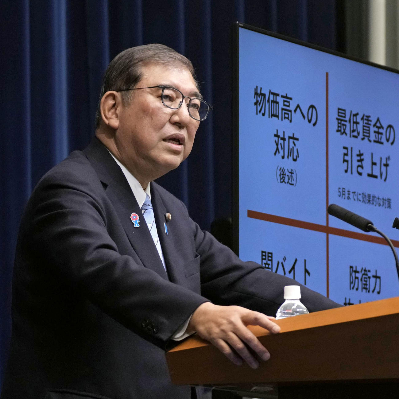 記者会見する石破首相（共同）