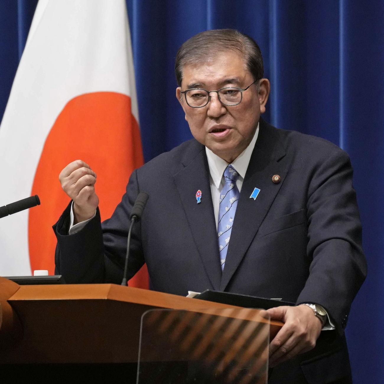 記者会見する石破首相（共同）