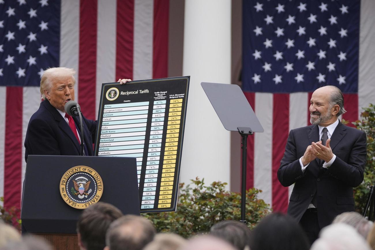 米ホワイトハウスで「相互関税」の詳細を発表するトランプ大統領（左）＝2日（AP＝共同）