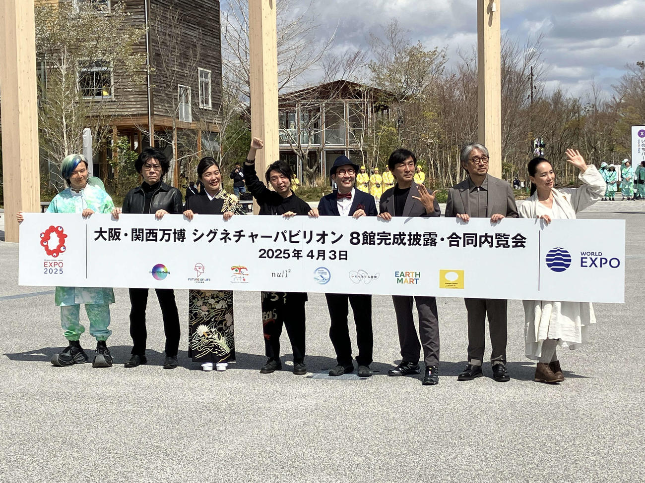シグネチャーパビリオンをプロデュースした、左から）宮田裕章氏、石黒浩氏、中島さち子氏、落合陽一氏、福岡伸一氏、河森正治氏、小山薫堂氏、河瀬直美氏（撮影・阪口孝志）