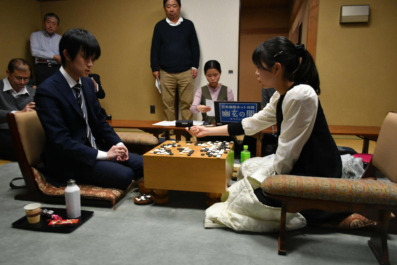 準決勝で孫七段（左）に敗れて女流棋士初の挑戦者決定戦進出を逃した上野愛咲美女流立葵杯（右）