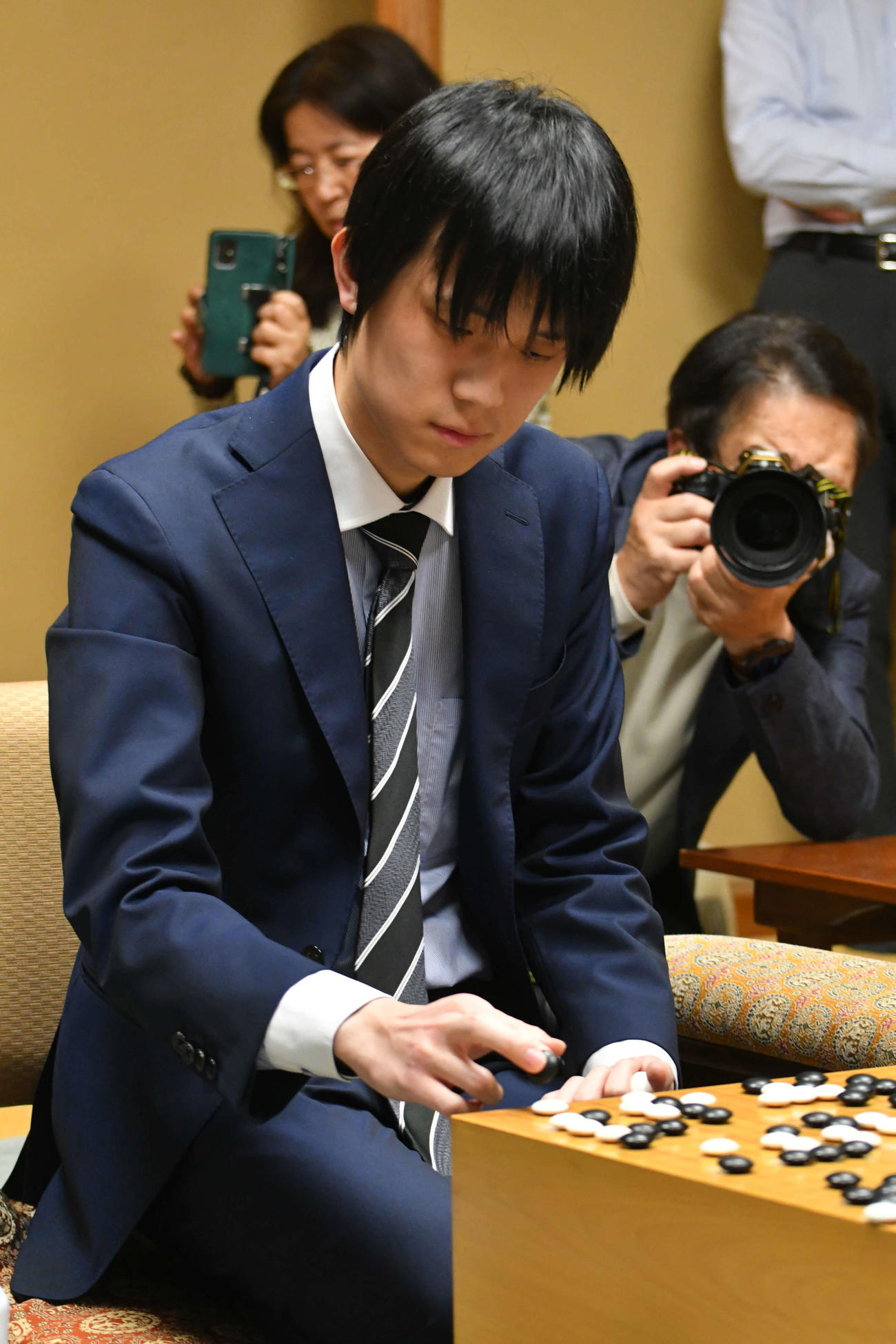 準決勝で上野愛咲美女流立葵杯を下して自身初の挑戦者決定戦進出を果たした孫■（そん・まこと）七段
※■は吉を二つ横に並べる