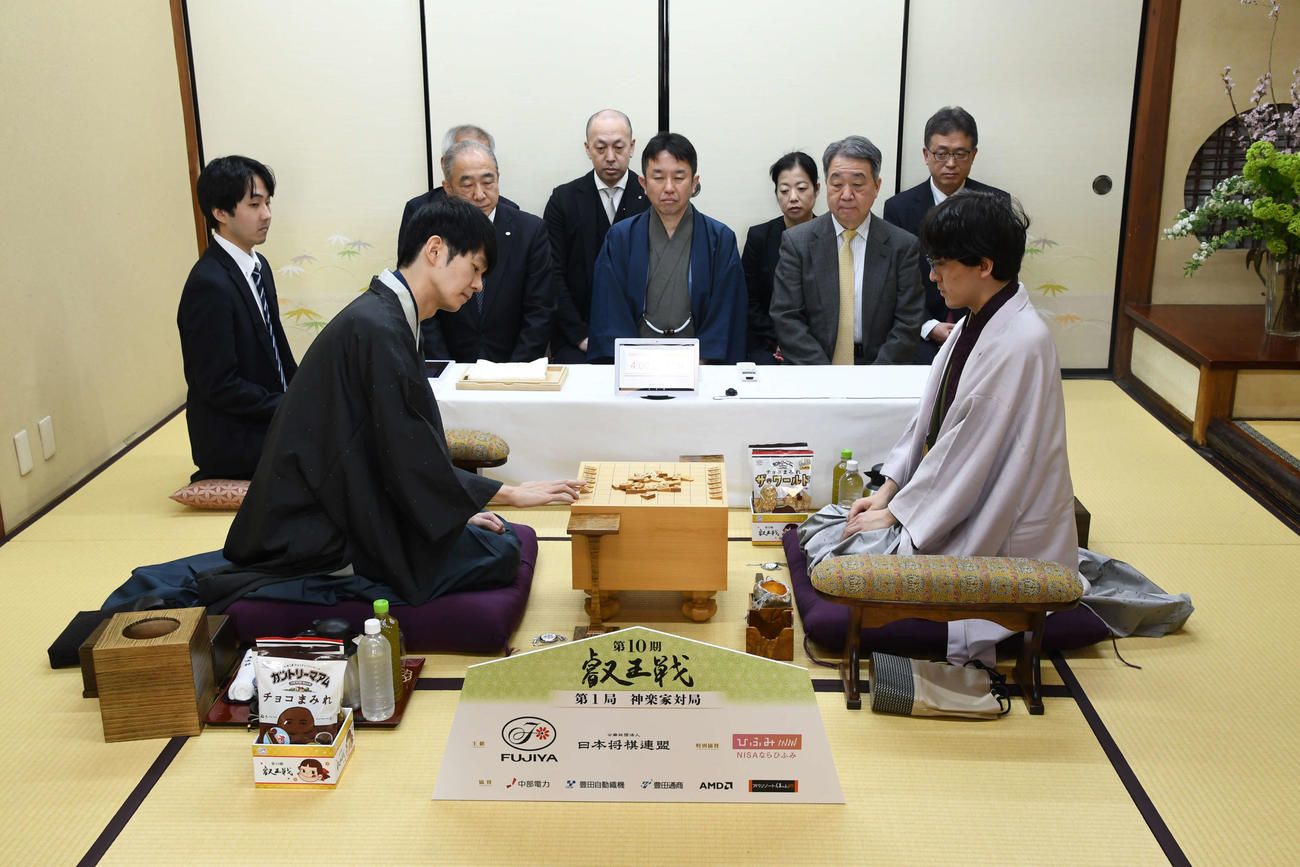 叡王戦5番勝負第1局に臨んだ伊藤匠叡王（右）斎藤慎太郎八段（日本将棋連盟提供）