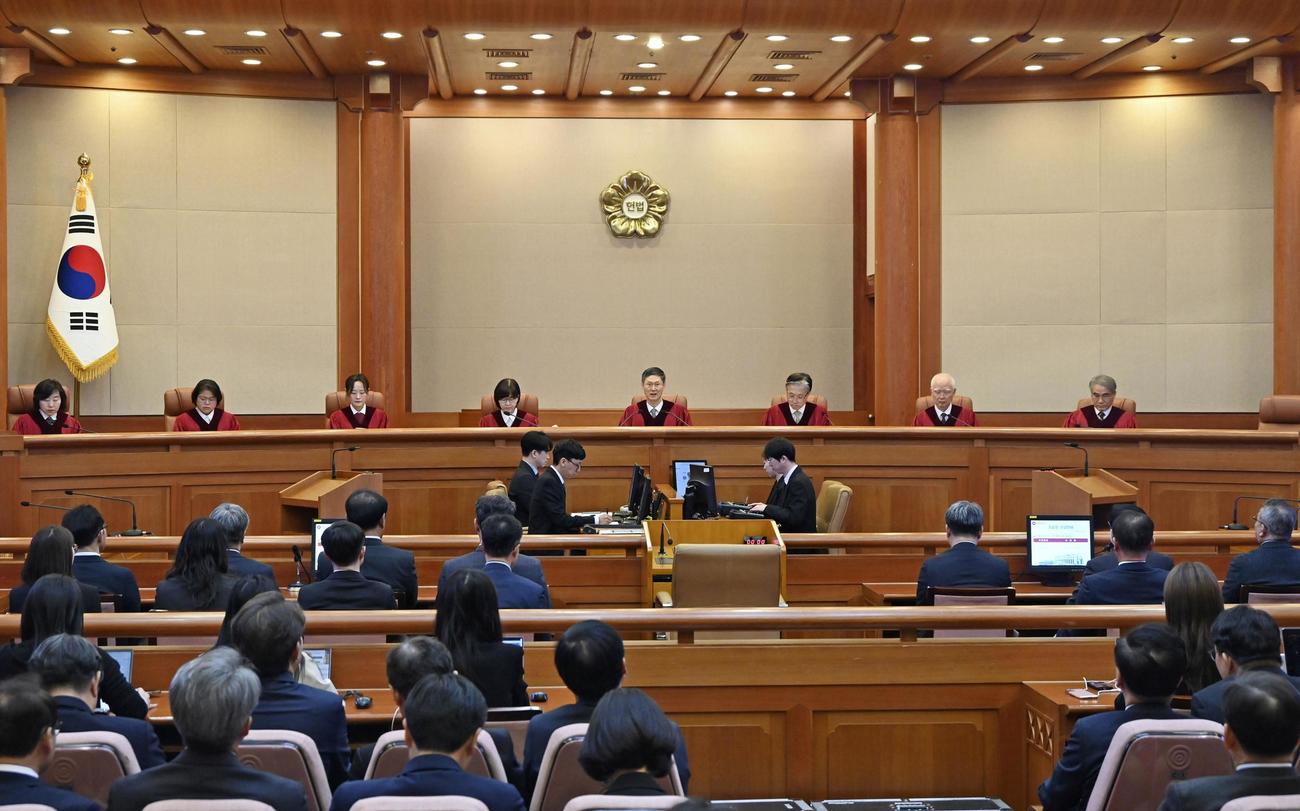 尹錫悦大統領の罷免の決定を言い渡した韓国憲法裁判所の法廷（共同）