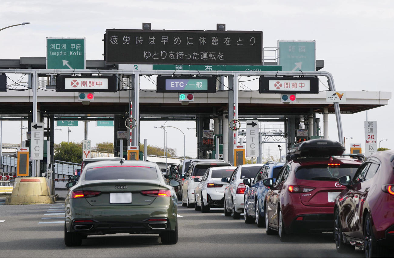 システム障害でETC専用レーンが閉鎖され渋滞する調布インターチェンジ（共同）※一部加工