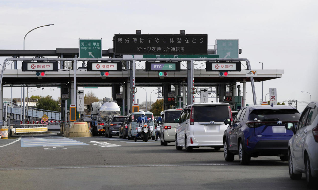 システム障害でETC専用レーンが閉鎖され渋滞する調布インターチェンジ（共同）※一部加工