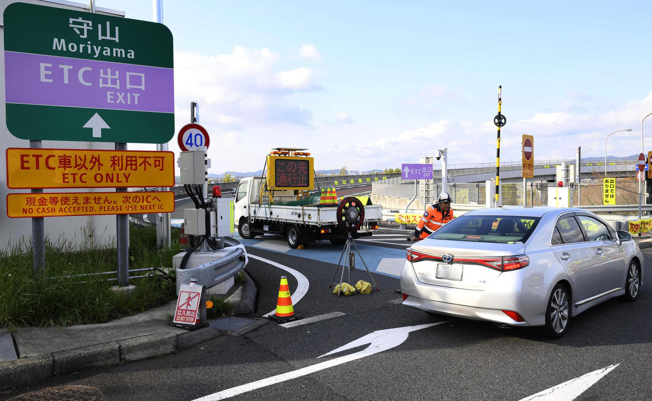 ETCシステムの障害で出口が閉鎖された東名高速道路の守山スマートインターチェンジ（共同）※一部加工
