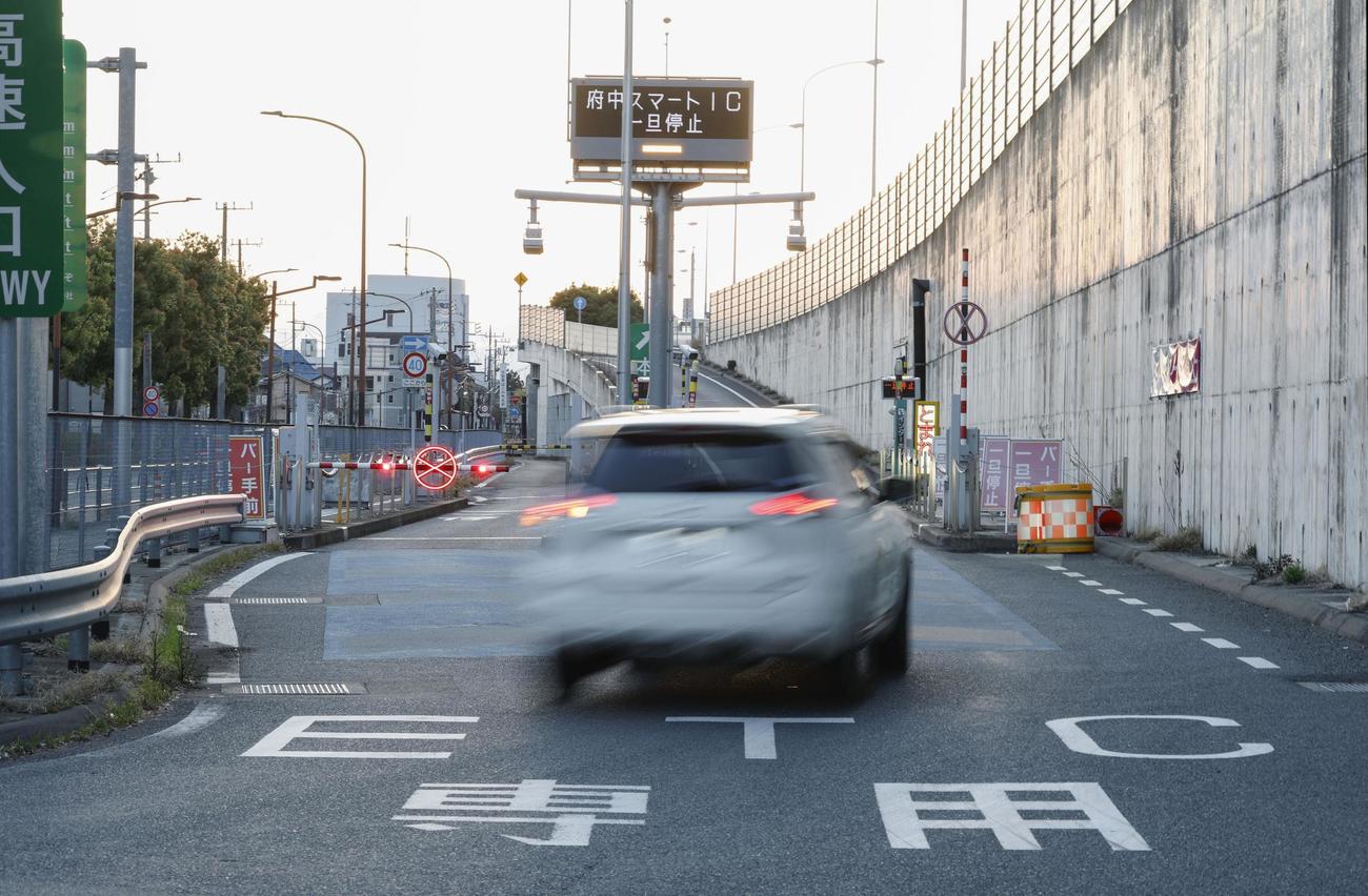 レーンが開放された府中スマートインターチェンジを利用する車両（共同）