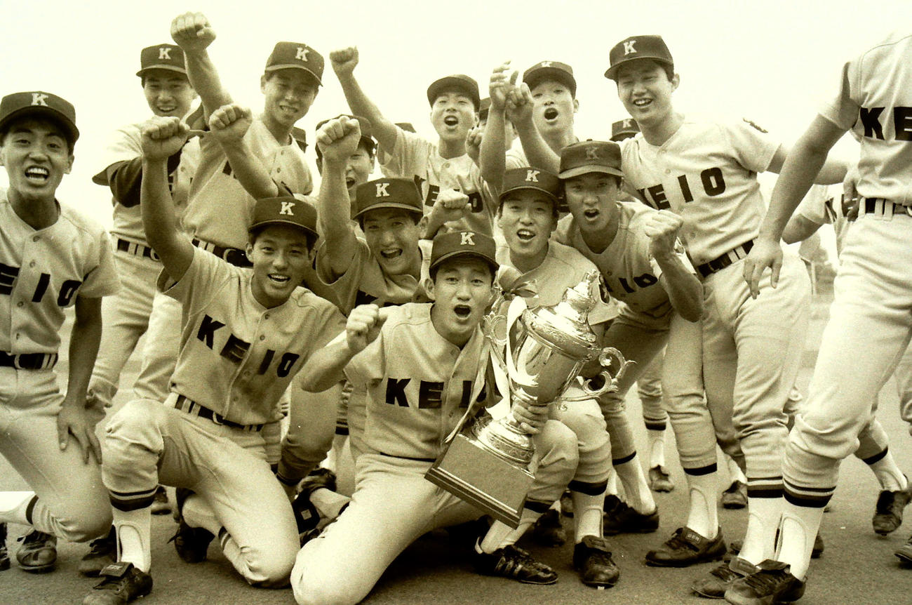 87年6月、全日本大学野球選手権で優勝し笑顔の慶大ナイン。前列中央は猿田和三