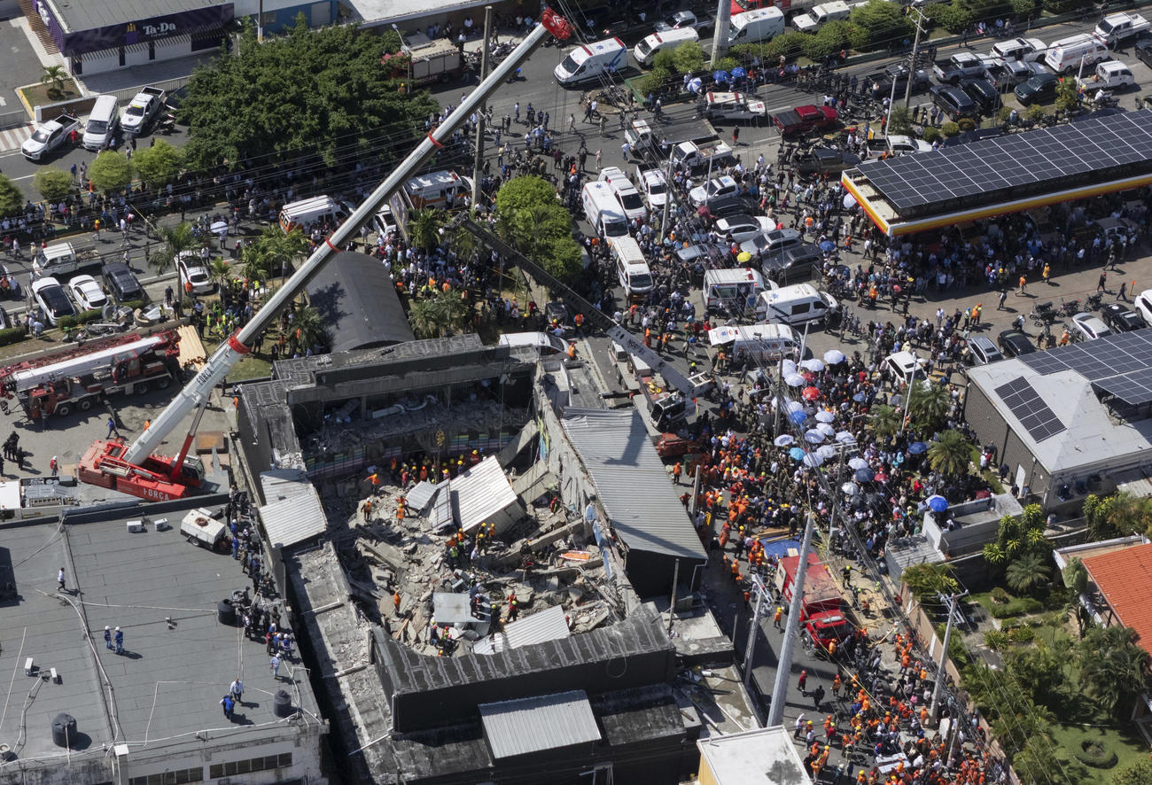 ナイトクラブの屋根が崩落した現場＝8日、ドミニカ共和国の首都サントドミンゴ（AP＝共同）