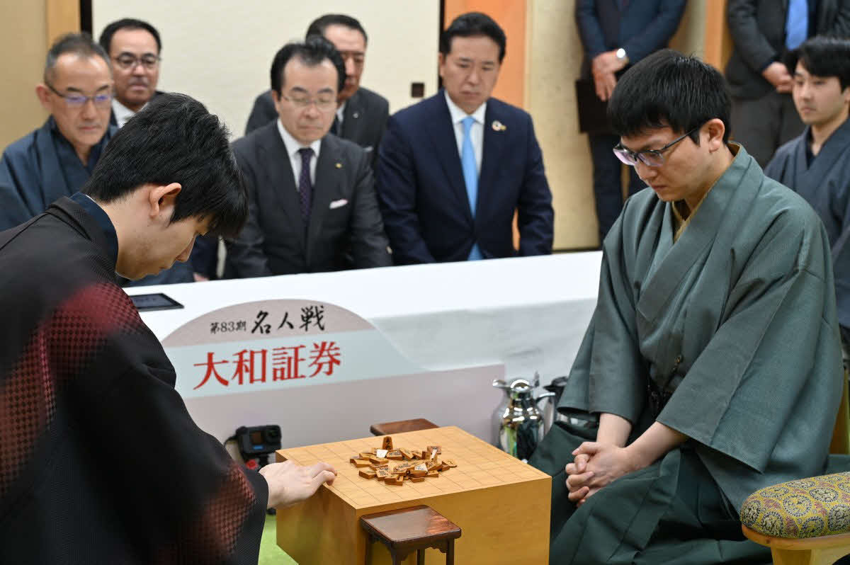 「令和のゴールデンカード」藤井聡太名人（左）対永瀬拓矢九段の名人戦7番勝負第1局がスタート（日本将棋連盟提供）