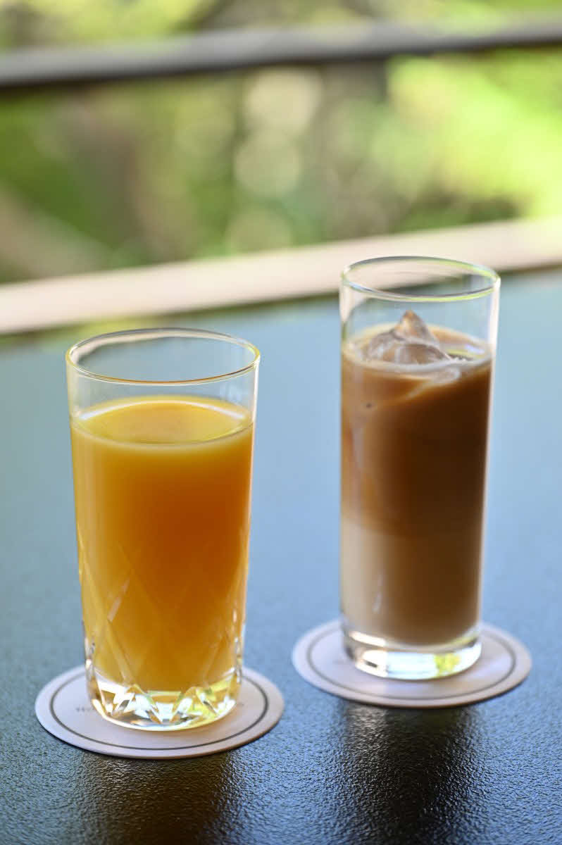 永瀬拓矢九段の午後のおやつはオレンジジュースとアイスカフェラテのドリンク2種（日本将棋連盟提供）