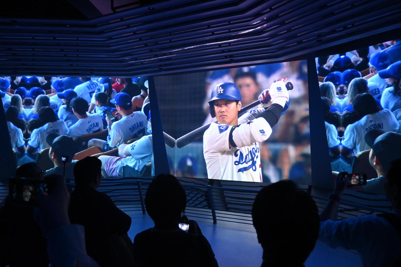 アメリカ館の大型画面にはドジャーズ大谷翔平が登場する（撮影・松浦隆司）