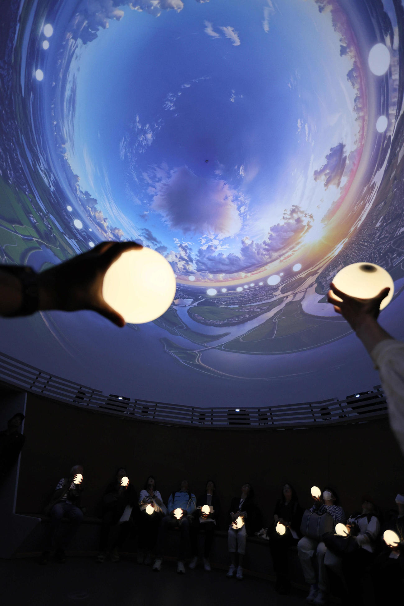 EXPO2025大阪・関西万博のオランダ館で体験できる「オーブ」を使ったアトラクション（撮影・宮崎幸一）