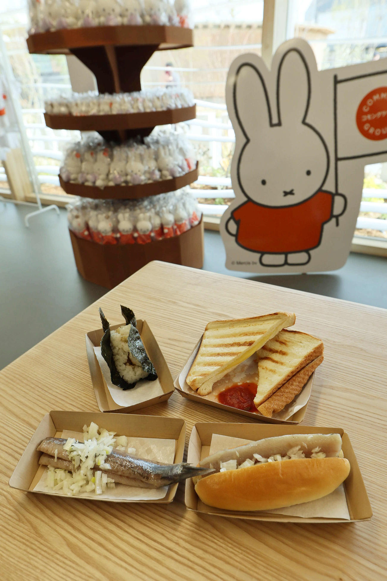 EXPO2025大阪・関西万博のオランダ館で食べられるオランダグルメ。左下がニシンのマリネ、右下がブローチェ・ハーリング（撮影・宮崎幸一）