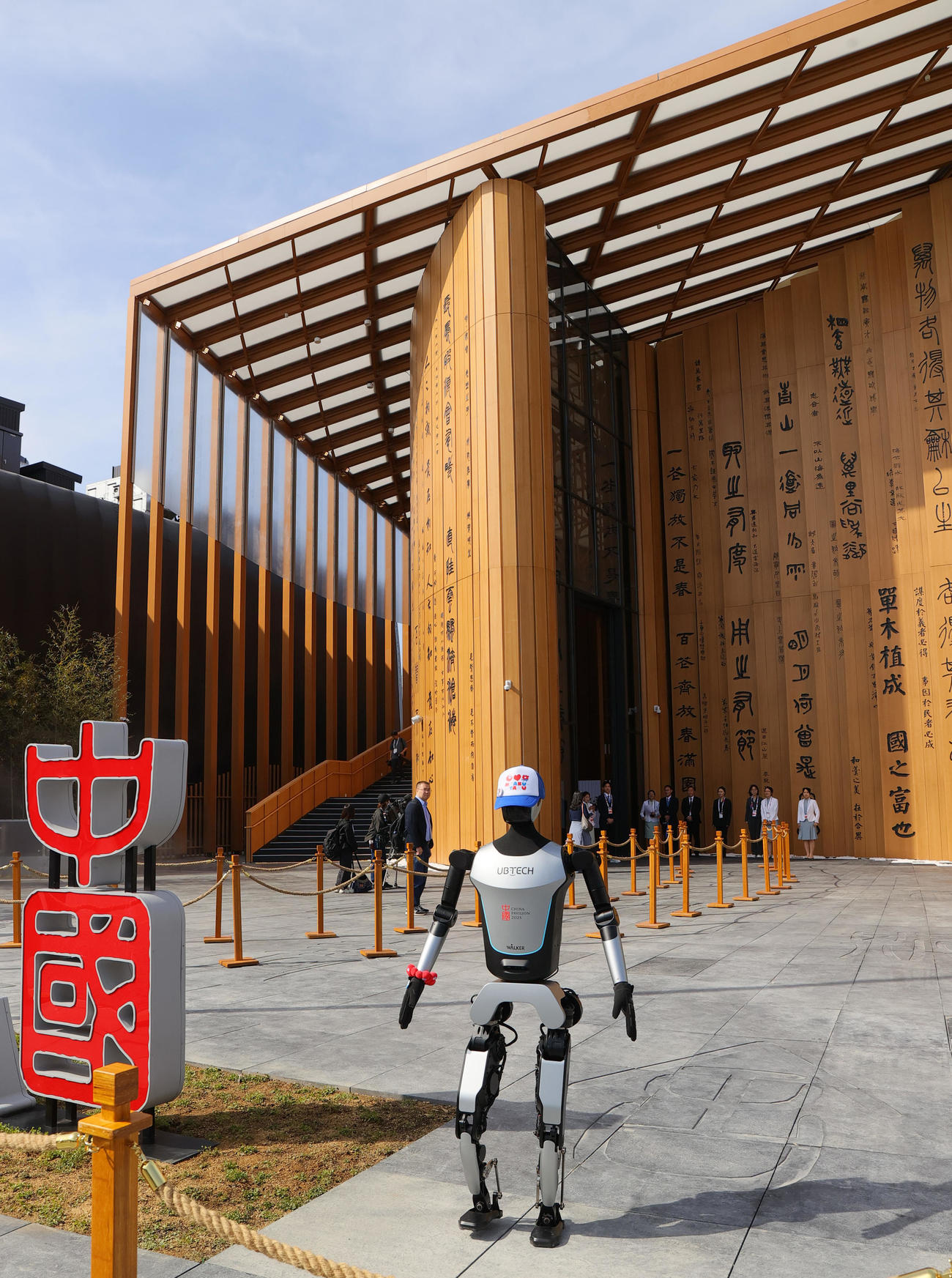 中国館ではAIロボがお出迎えしてくれた（撮影・上山淳一）