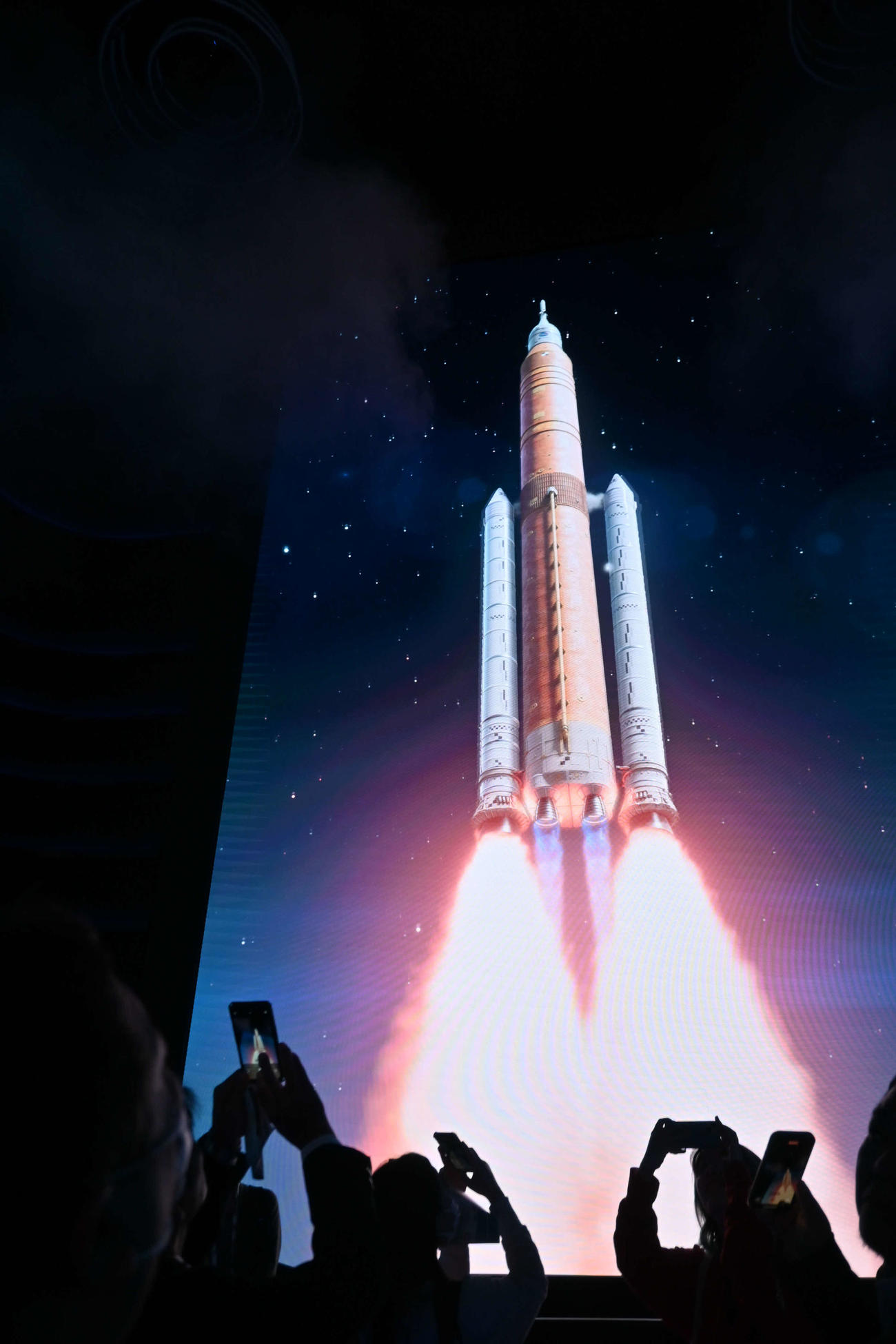 アメリカ館ではNASAロケット打ち上げの再現映像が大型LEDに映し出され、宇宙旅行が体感できる（撮影・松浦隆司）