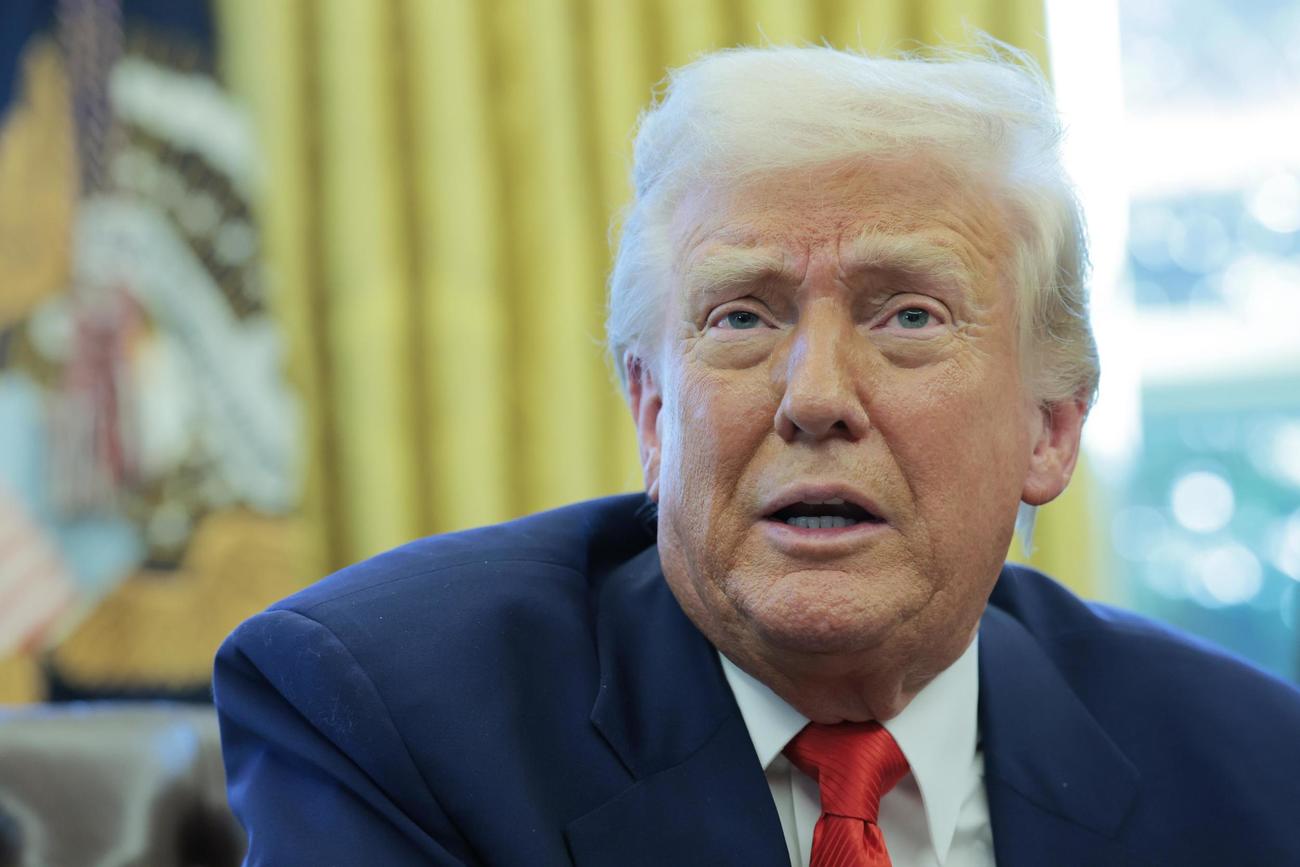 米ホワイトハウスで記者団に話すトランプ大統領（ゲッティ＝共同）