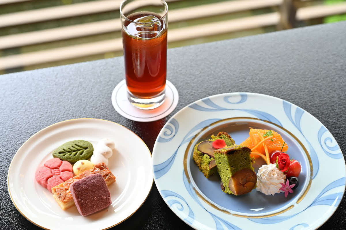 藤井聡太名人の2日目午前のおやつは「抹茶と和栗のパウンドケーキ　クリーム＆フルーツ添え」と「東京雲海と七つの季節のクッキー缶」に冷たい紅茶（日本将棋連盟提供）