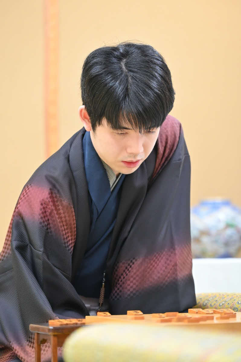 将棋名人戦第1局2日目が再開されて盤上の局面に読みを入れる藤井聡太名人（日本将棋連盟提供）
