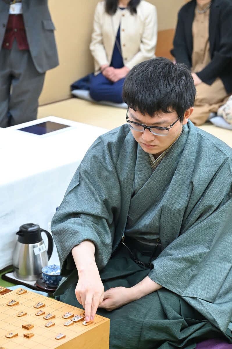 初日に封じた指し手を披露した挑戦者の永瀬拓矢九段（日本将棋連盟提供）
