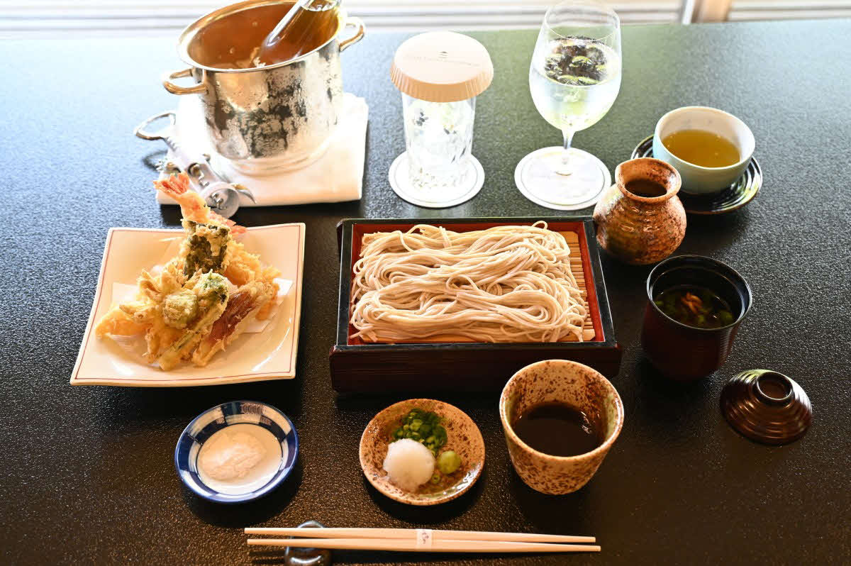藤井聡太名人の勝負メシは「冷たい天ぷら蕎麦（そば）」とウーロン茶（日本将棋連盟提供）